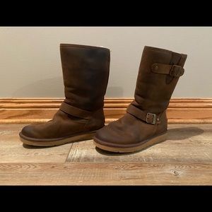 Mid length UGG BOOT, brown leather exterior